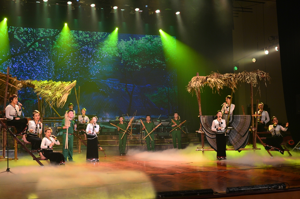 Tốp ca nam, nữ trong tác phẩm “Núm núm tẩu tẩu” của Đoàn Văn công Quân khu 2.